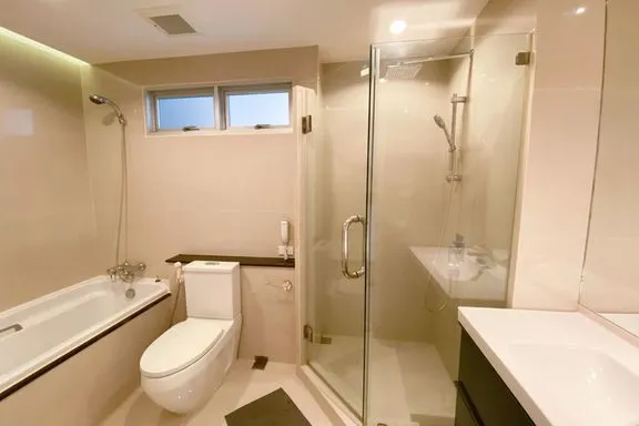 A 2-bedroom condo for rent at Grand Langsuan Condominium, BTS Ratchadamri, Bangkok, view 5