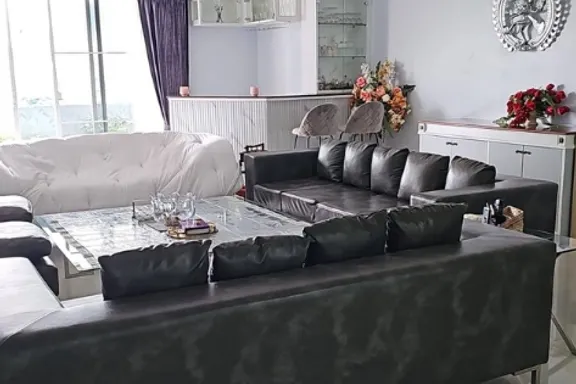 A 4-bedroom condo for rent at Oriental Towers Condominium, BTS Ekkamai, Bangkok