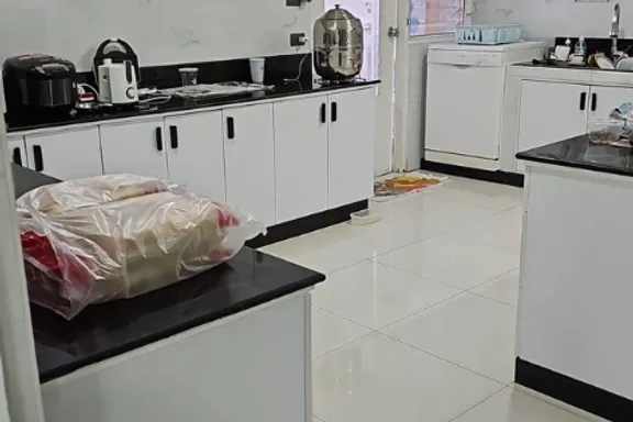 A 4-bedroom condo for rent at Oriental Towers Condominium, BTS Ekkamai, Bangkok, view 4