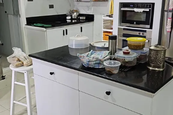 A 4-bedroom condo for rent at Oriental Towers Condominium, BTS Ekkamai, Bangkok, view 5