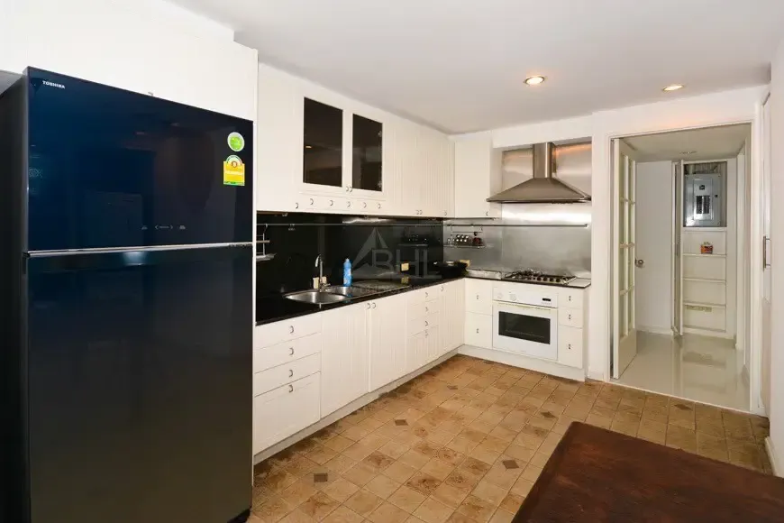 A 4-bedroom condo for rent at Polo Residence, MRT Lumphini, Bangkok, view 9