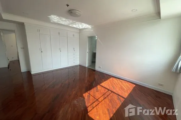 A 3-bedroom condo for rent at Ruamsuk Condominium, BTS Thong Lo, Bangkok, view 11