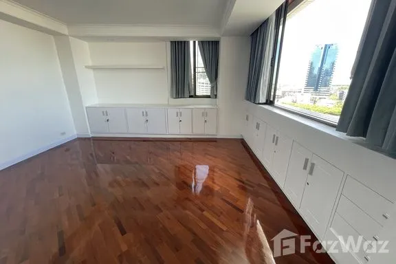 A 3-bedroom condo for rent at Ruamsuk Condominium, BTS Thong Lo, Bangkok, view 12