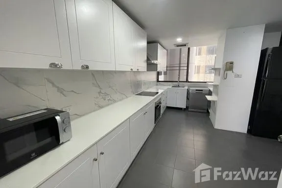 A 3-bedroom condo for rent at Ruamsuk Condominium, BTS Thong Lo, Bangkok, view 2