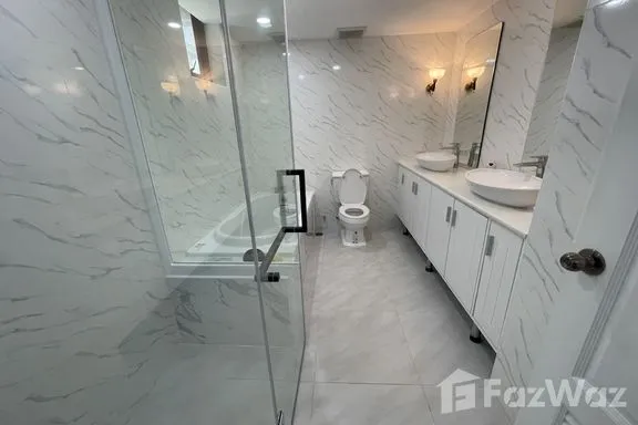 A 3-bedroom condo for rent at Ruamsuk Condominium, BTS Thong Lo, Bangkok, view 5