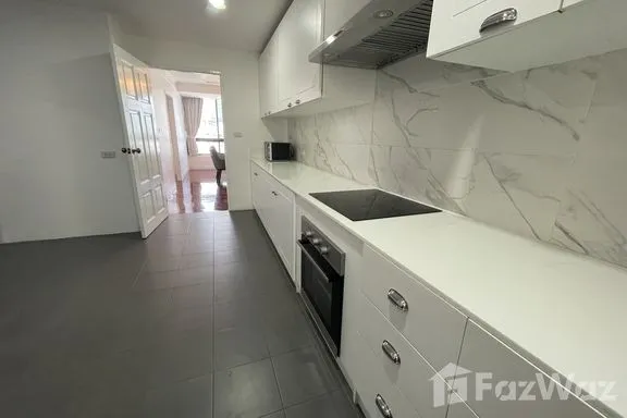 A 3-bedroom condo for rent at Ruamsuk Condominium, BTS Thong Lo, Bangkok, view 9